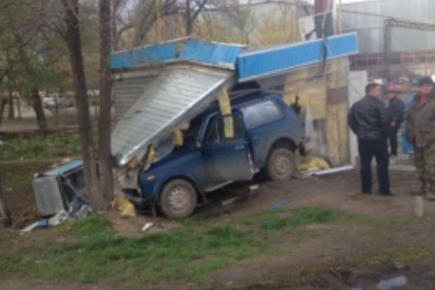 В Ростовской области «Нива» въехала в ВАЗ и отлетела в придорожный магазин