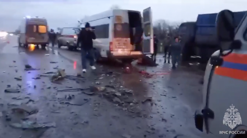 МЧС показало кадры с места смертельной аварии в Ростовской области