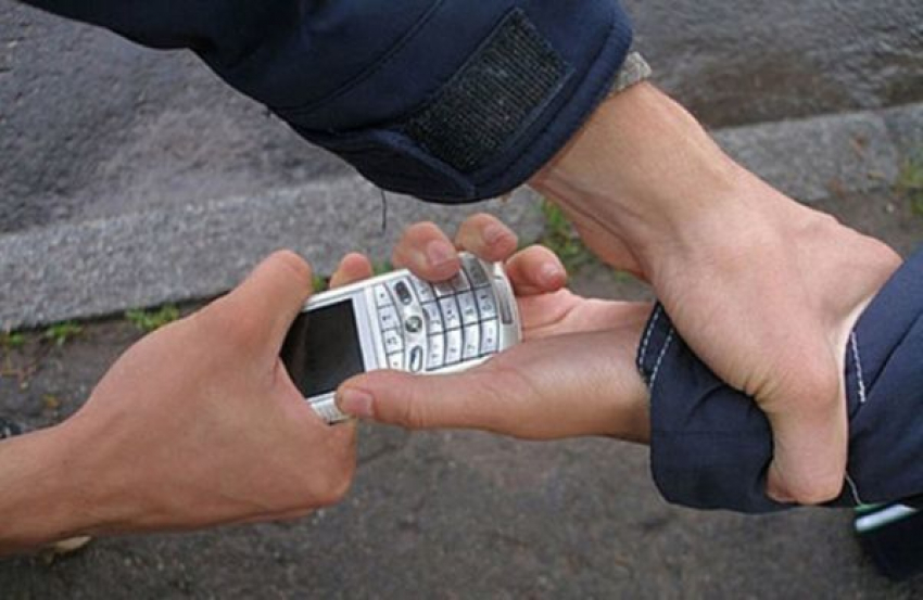 В Ростове ночью неизвестные ограбили парня