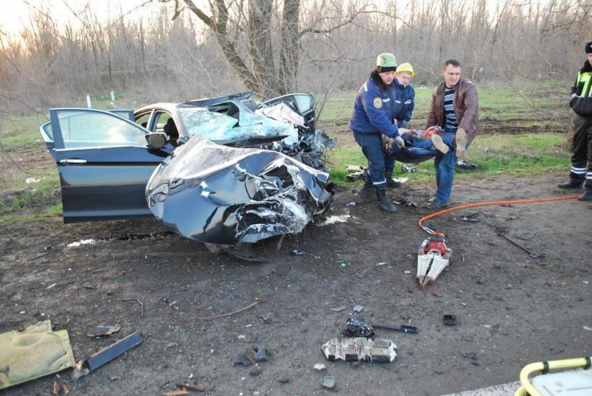 Водителя, раненого в аварии под Ростовом, вытащили из салона гидравлическим инструментом 