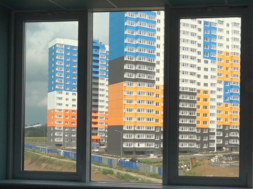 В Суворовском районе Ростова мужчина выпал из окна и погиб