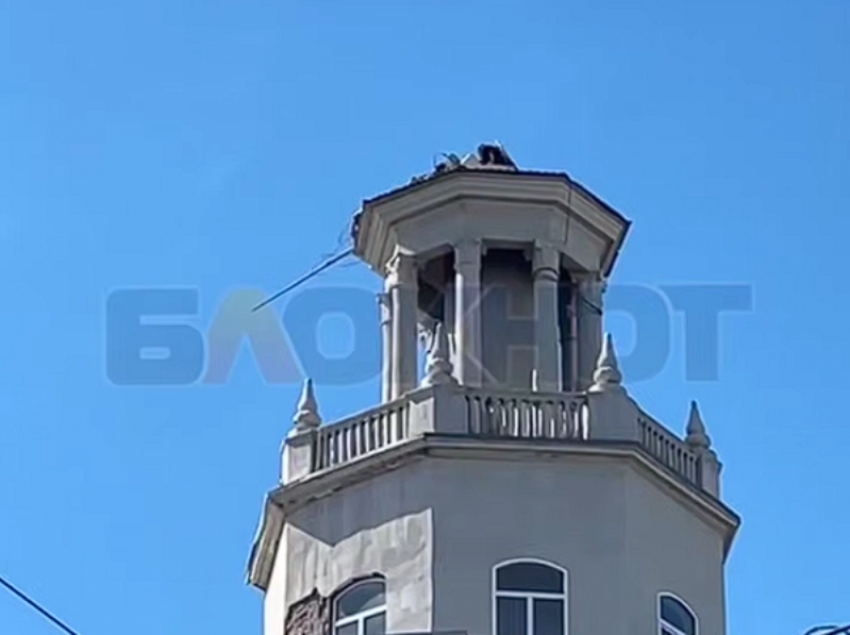 На историческом здании в центре Ростова рухнула башня со шпилем