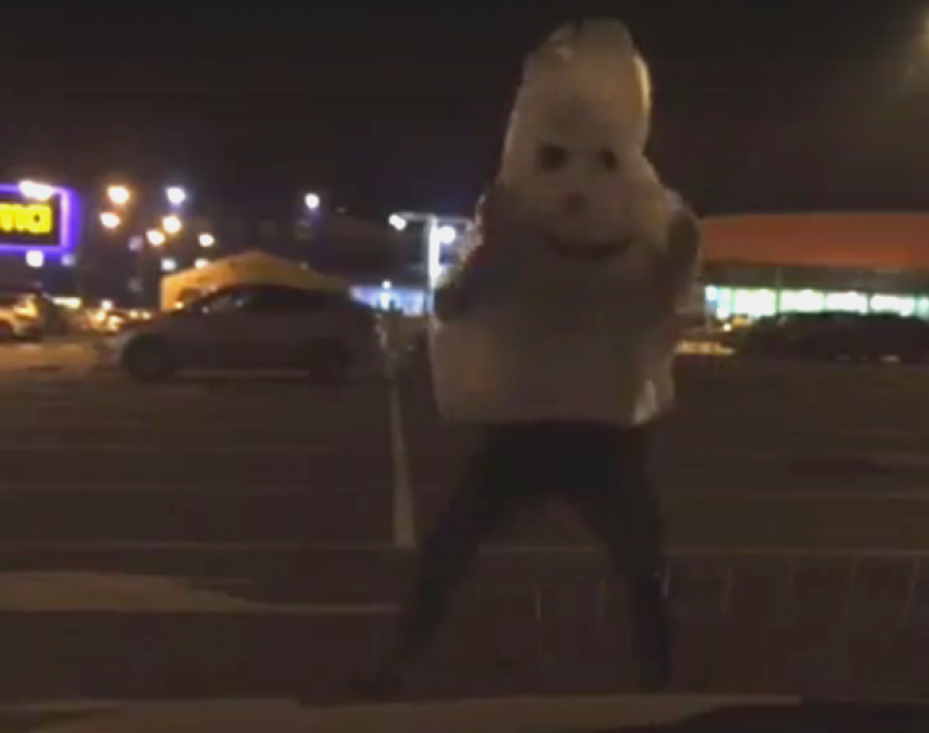 Зажигательный танец ростовчанина в костюме Снеговика попал на видео в Ростове