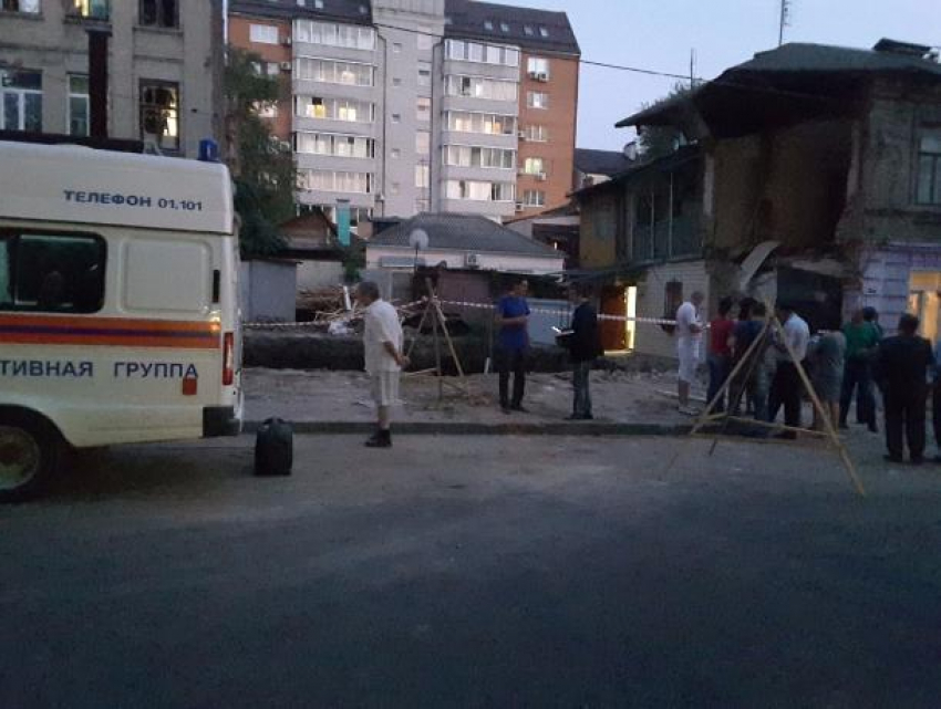 Последствия обрушения части жилого дома в Ростове ликвидируют спасатели на видео 