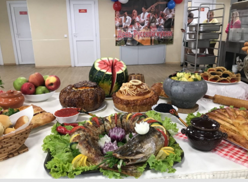 Блины с икрой и фаршированная щука: мобилизованных в Ростовской области научили готовить необычные блюда