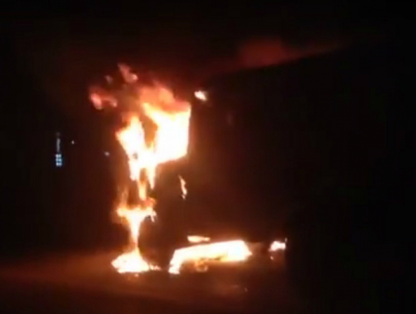 Превратившаяся в огромный «адский факел» после ДТП «Газель» попала на видео в Ростове