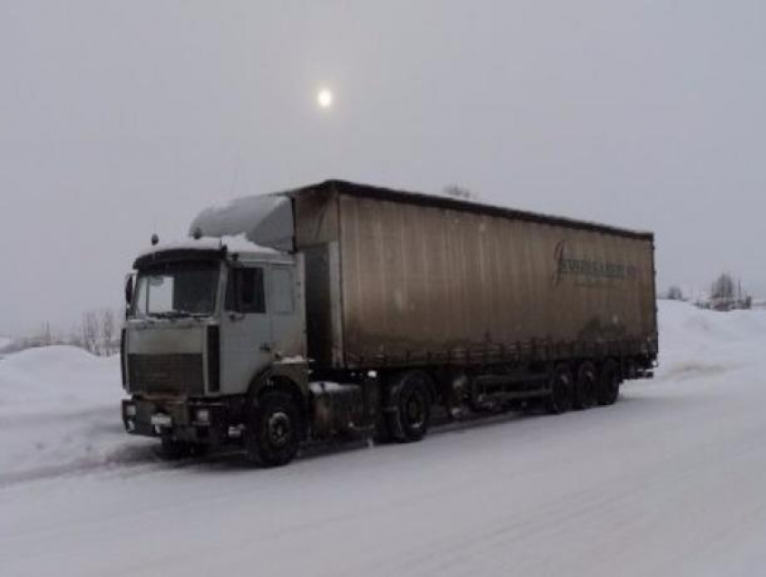 Ростовский дальнобойщик оказался в ледяном плену под Тверью