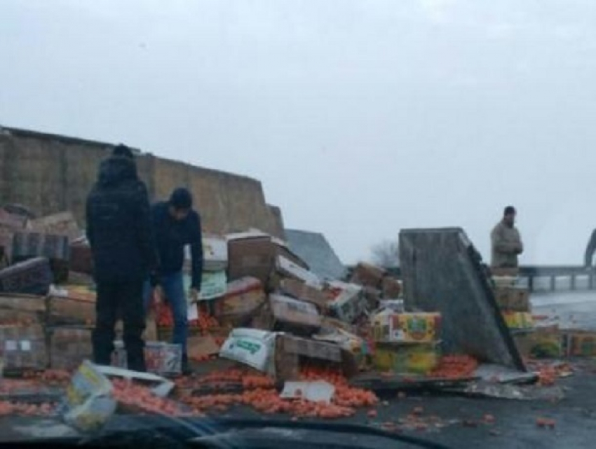 Грузовик с мандаринами перевернулся на трассе в Ростовской области 