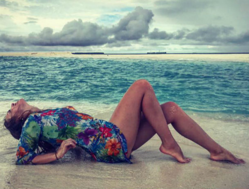 Полина Диброва показала на Мальдивах красивые обнаженные ноги и «подкоптилась»