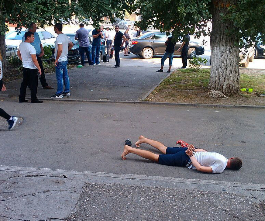 В Ростове полицейские «уложили» на асфальт водителя и пассажира