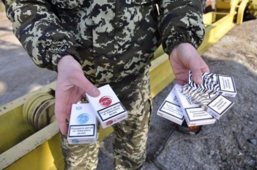 Два россиянина арестованы за попытку провезти 10 тысяч пачек украинских сигарет 