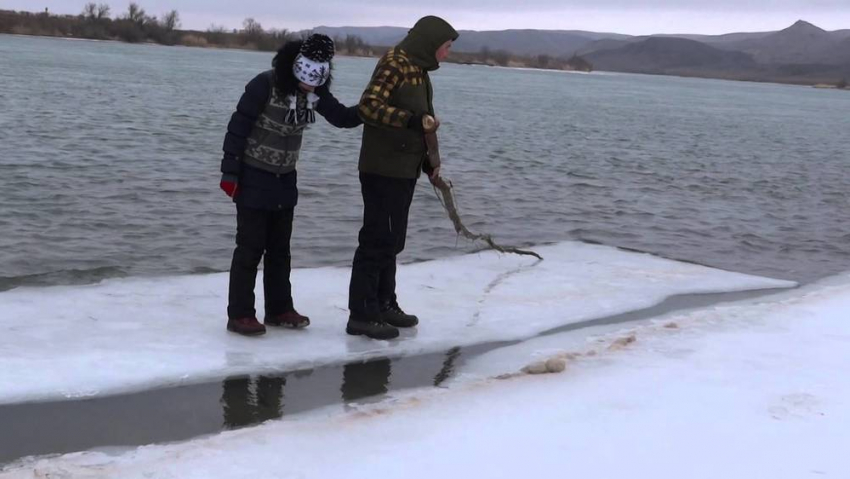 В Ростовской области 16 рыбаков оказались на льдине, отколовшейся от берега