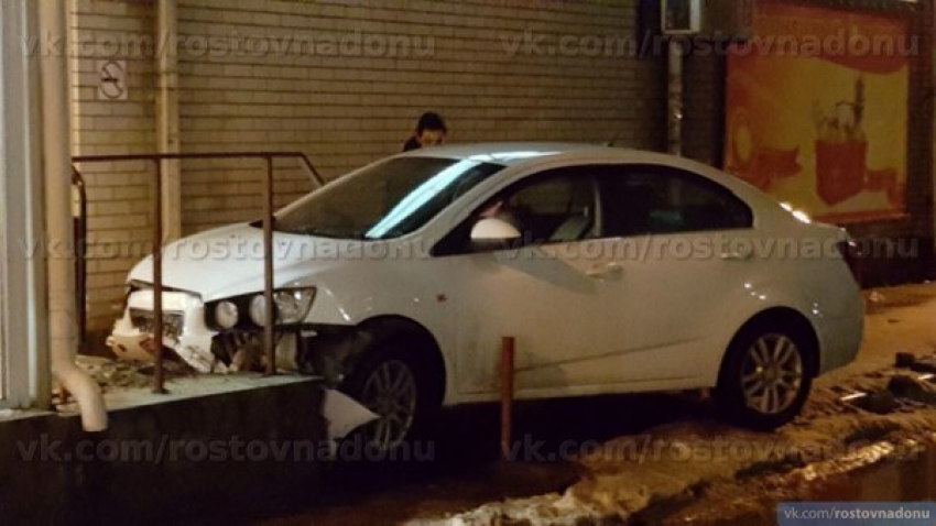 В Ростове пьяный водитель снес ступеньки супермаркета