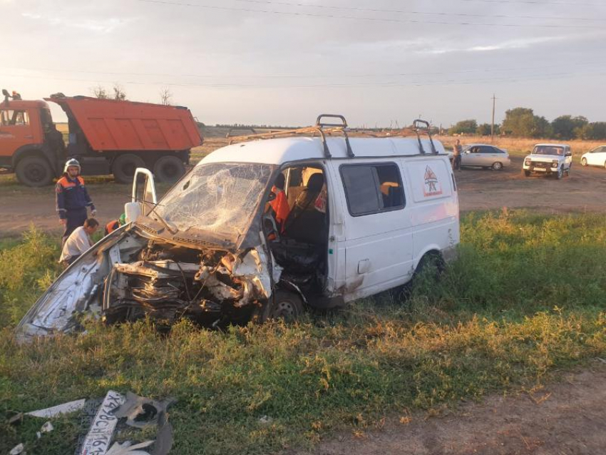 Один человек погиб и десять пострадали в ДТП с микроавтобусом в Ростовской области
