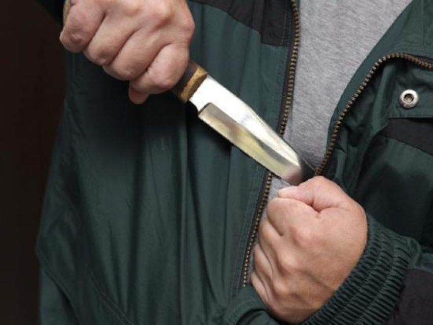 59-летнего  ростовчанина, угрожая ножом, ограбили в собственном  гараже 