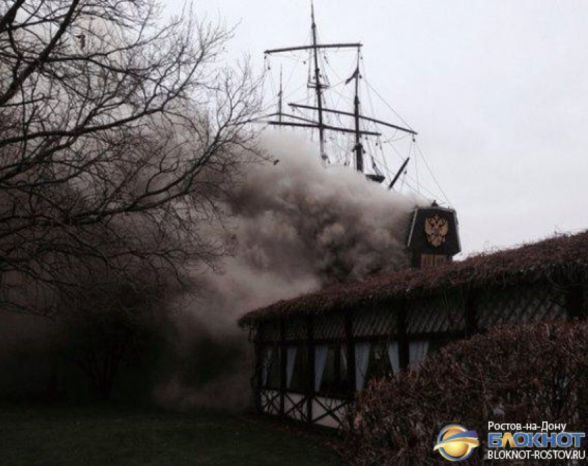 В Ростове на левом берегу Дона горит ресторан «Петровский причал»
