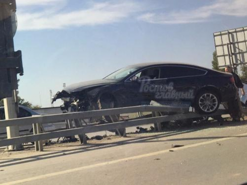 Автомобиль на Сиверса запрыгнул на ограждение