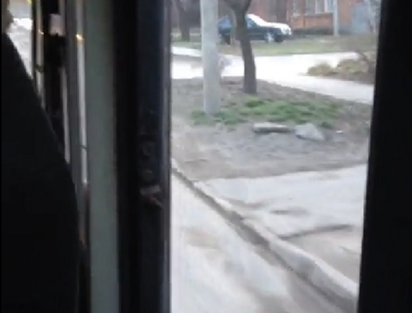 Опасная поездка в маршрутке Ростова с открытой дверью и «выпадающими пассажирами» попала на видео