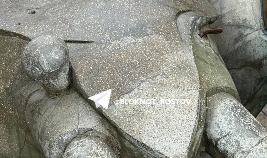 Вандалы выкрутили глаз донскому раку на набережной Ростова