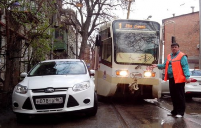 В Ростове пассажиры трамвая перенесли на руках автомобиль, припаркованный на рельсах