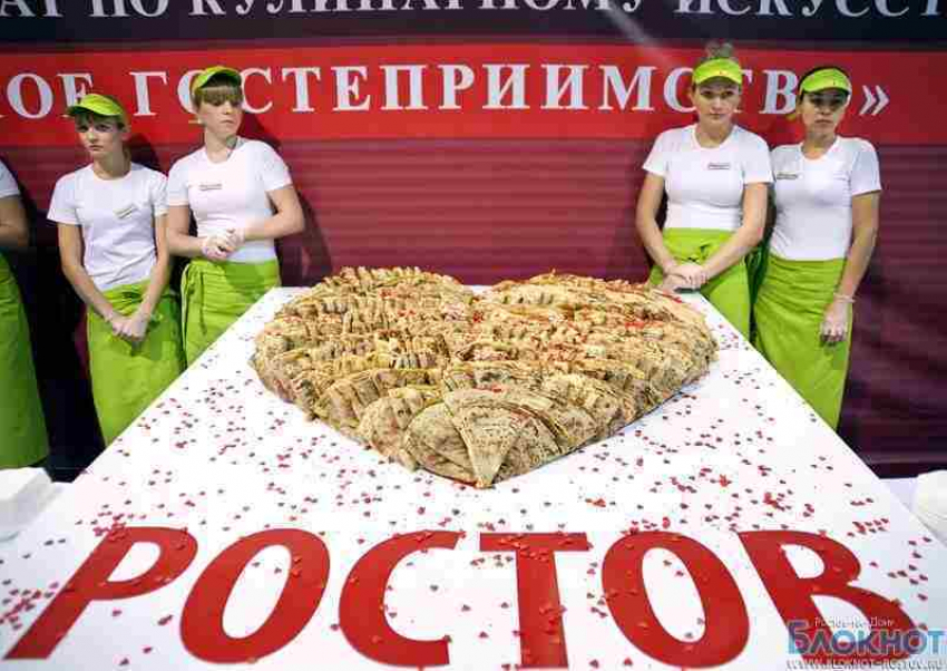 В Ростове приготовили блинный торт весом 100 кг 