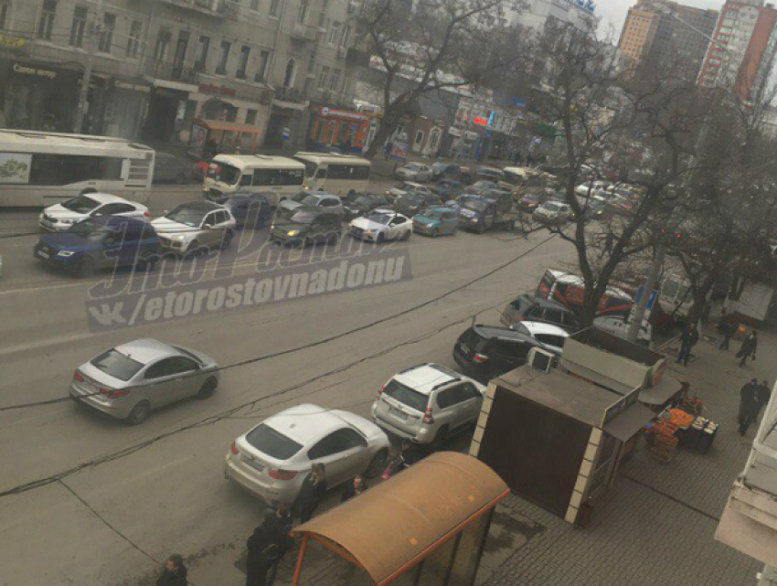 Сломанный светофор стал причиной транспортного коллапса на улице Горького в Ростове