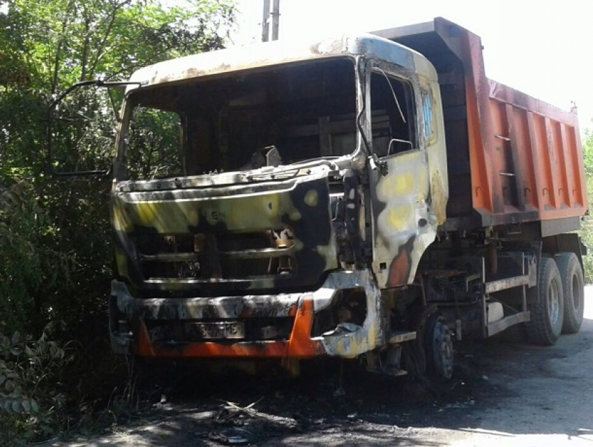 У подожжённого хулиганами грузовика за 4 миллиона  рублей в Ростове расплавился мотор