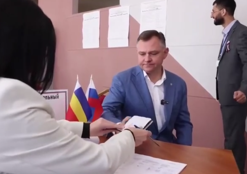 Губернатор Дона проголосовал на выборах в Госдуму в школе № 96