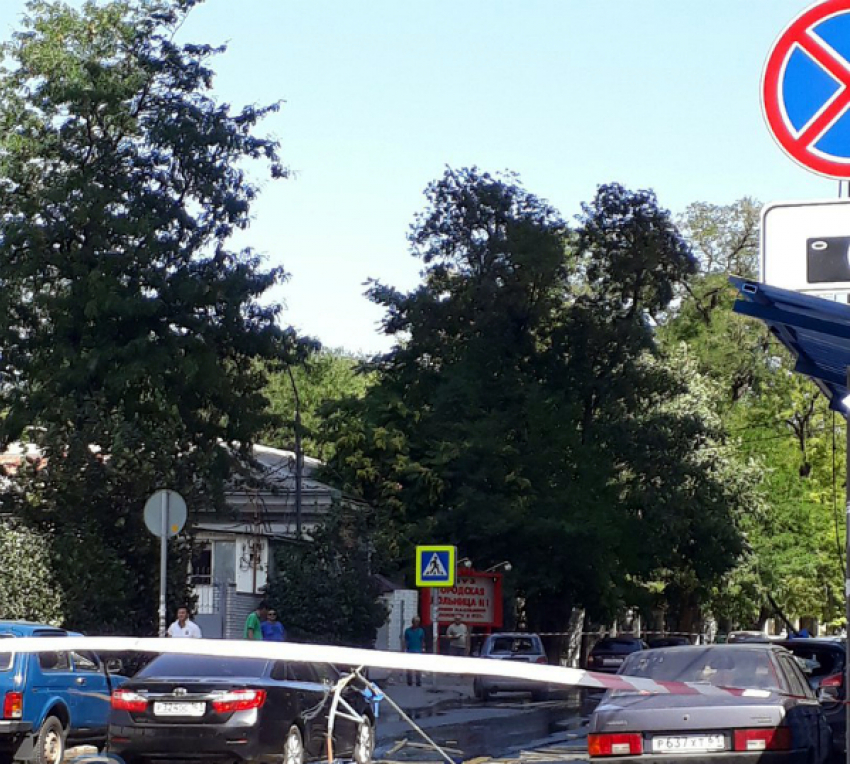 Рухнувшие строительные леса оставили глубокие вмятины на припаркованных машинах в Ростове