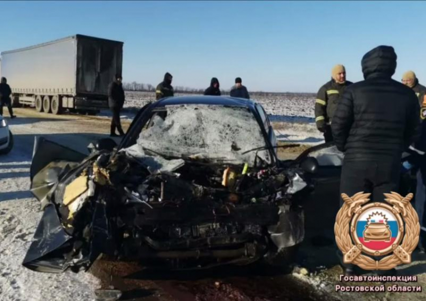 Четыре человека пострадали в ДТП с фурой в Ростовской области