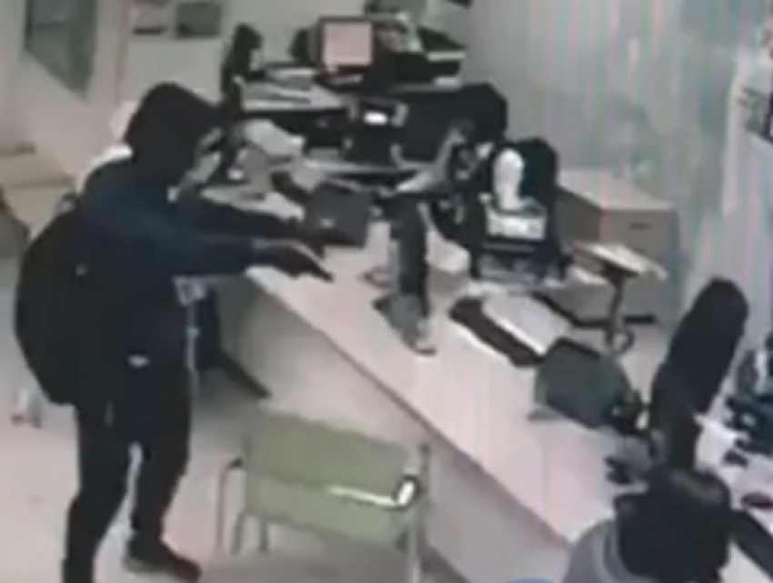 Растерянный злоумышленник попал на камеры видеонаблюдения при попытке ограбления банка в Ростовской области