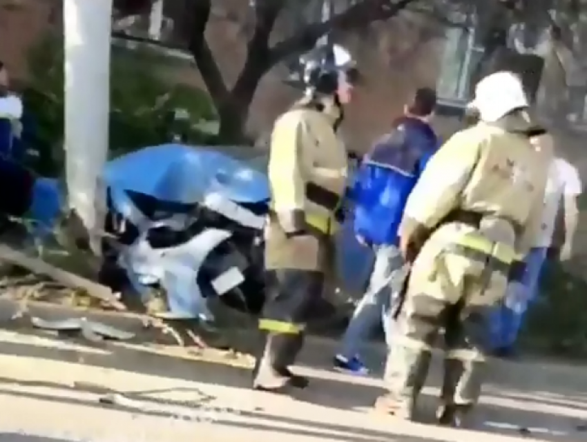 Смят капот, пассажиры – в больнице: в Ростове иномарка влетела в столб