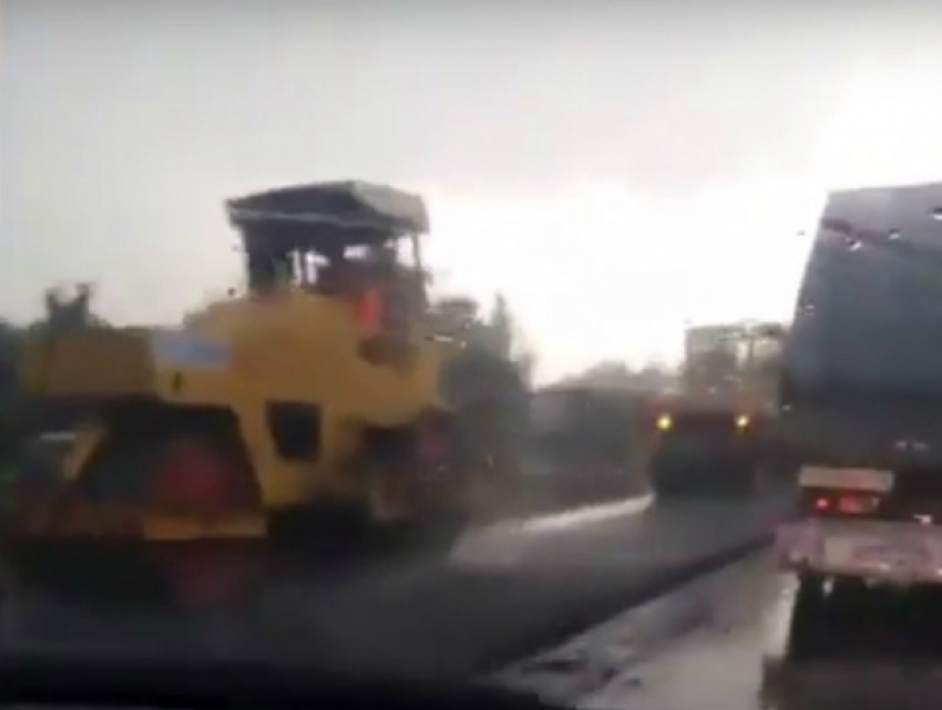 Эпичная укладка асфальта в «страшный ливень и грязь» на трассе под Ростовом попала на видео