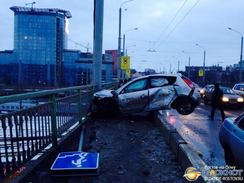В Ростове на мосту Стачки женщина-водитель перелетела через  ограждение и врезалась в забор. Видео