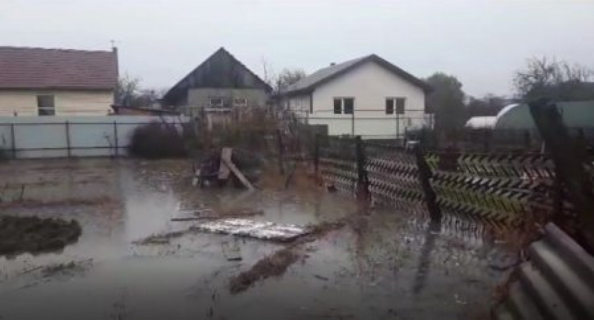 Улицы Батайска вновь ушли под воду после сильного дождя 14 ноября