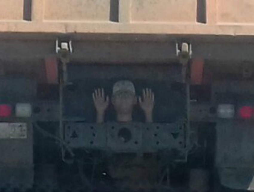 Выглядывающий из-под кузова грузовика «испуганный парень» в кепке рассмешил жителей Ростова