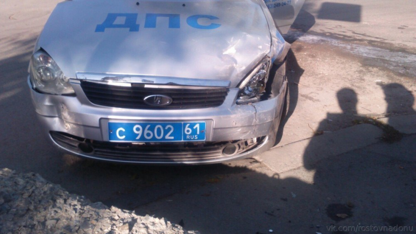 В Ростове автомобиль ДПС въехал в полисадник, проезжая на красный сигнал светофора