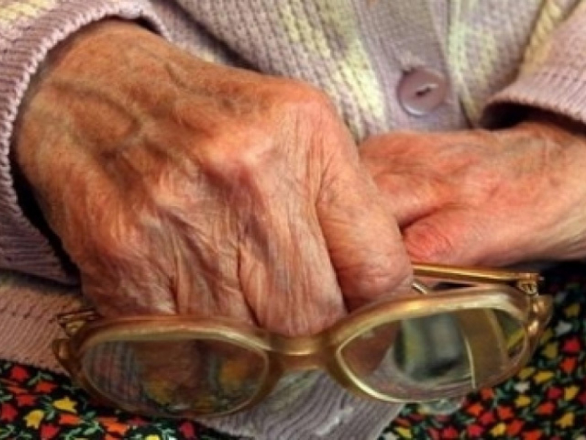 В Ростовской области соцработник оформила кредиты на пенсионеров без их ведома 
