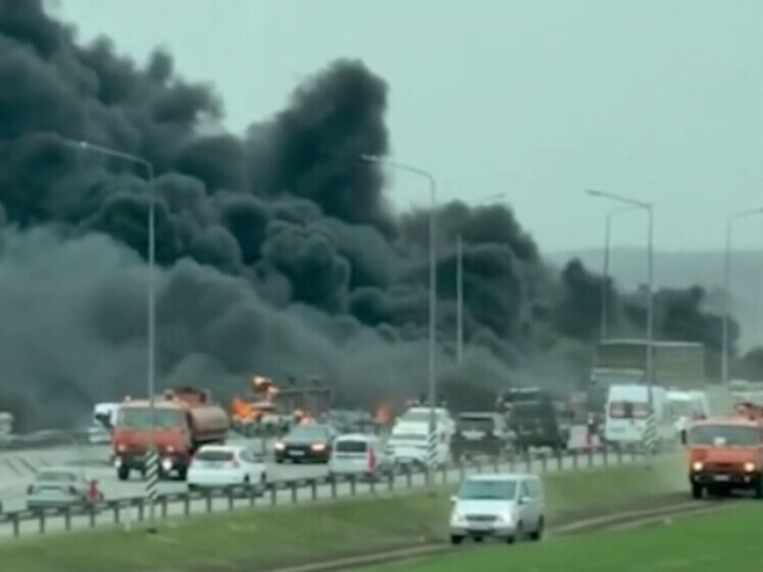 Из-за лопнувшего колеса бензовоз протаранил четыре машины и взорвался под Ростовом