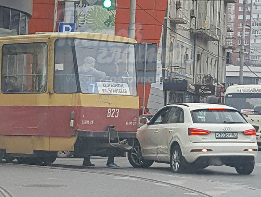 Столкновение иномарки и трамвая спровоцировало большую пробку в Ростове