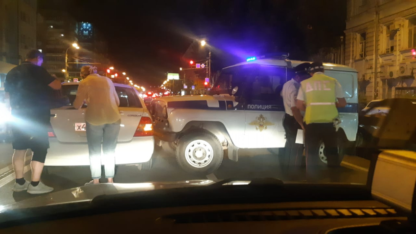 Иномарка влетела в полицейский автомобиль в Ростове
