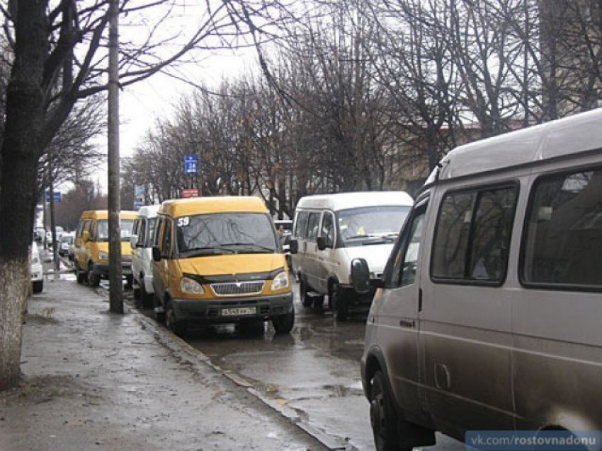 Пассажиры в 113 маршрутку в Ростове запрыгивают на ходу
