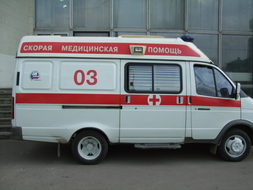 В центре Ростова иномарка сбила мать с двумя детьми