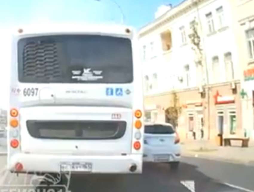 Оскорбленный хамским маневром «Хендая» водитель автобуса в Ростове пустился за ним в погоню на видео