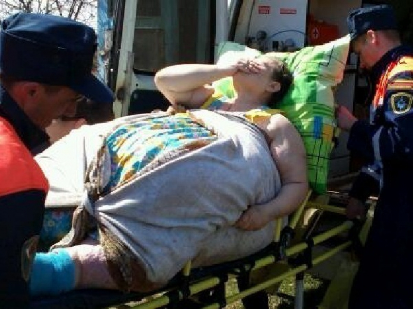 В Ростовской области спасатели доставили в больницу 250-килограммовую пациентку   