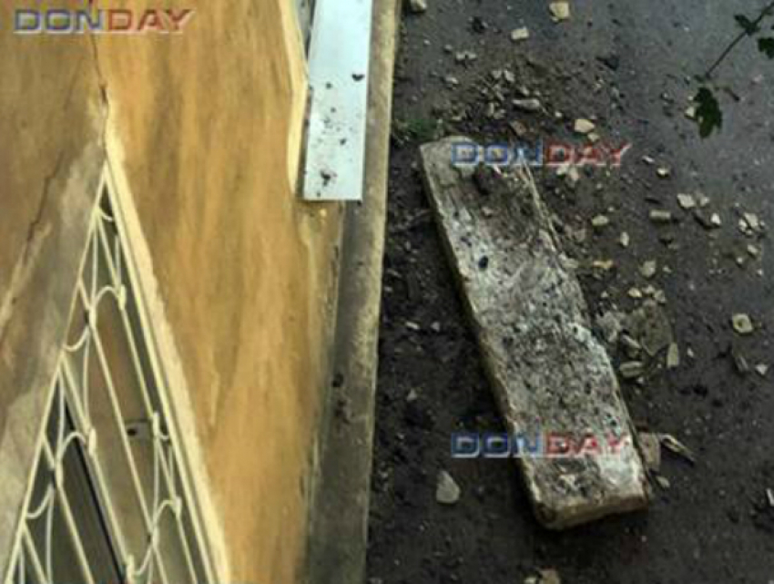 Бетонный балкон многоэтажки шумно обрушился на оживленный тротуар в Ростовской области