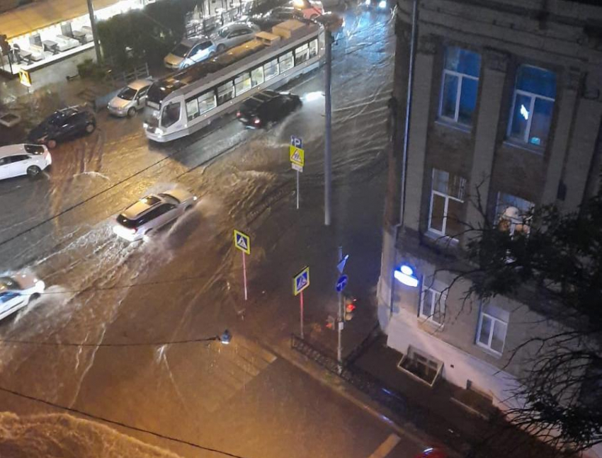 Улицы Ростова-на-Дону начали уходить под воду после сильного ливня 22 июля