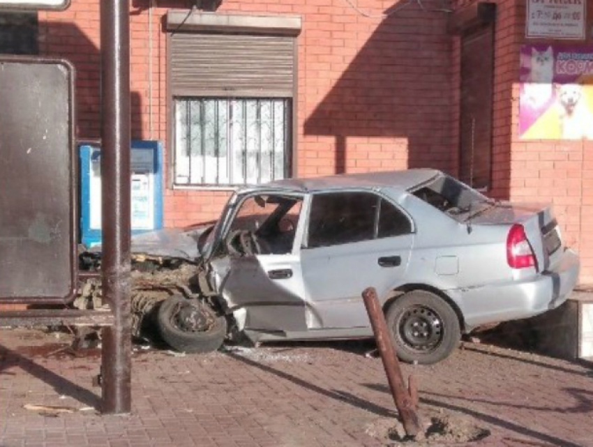 Полным фиаско закончилась попытка «въехать в магазин» для водителя Hyundai в Ростовской области