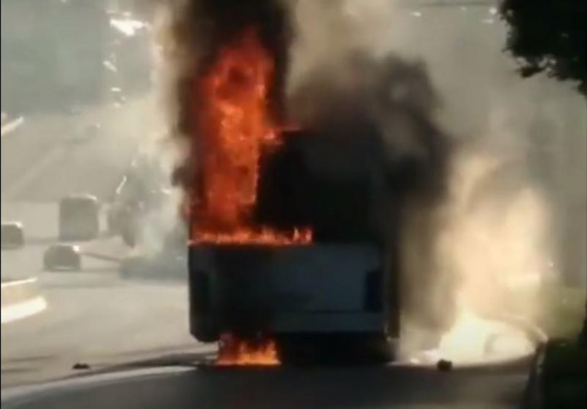 На проспекте Стачки в Ростов сгорел пассажирский автобус