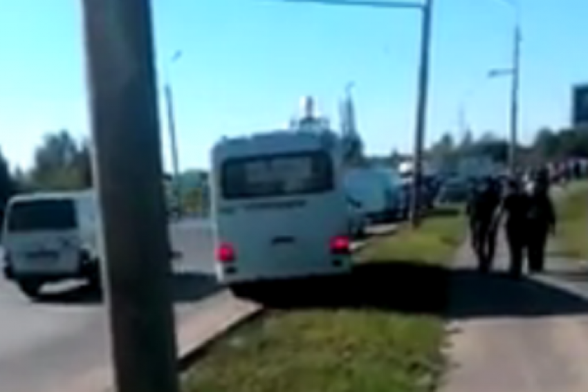 Водитель ростовской  маршрутки задел автомобиль , объезжая пробку по тротуару 